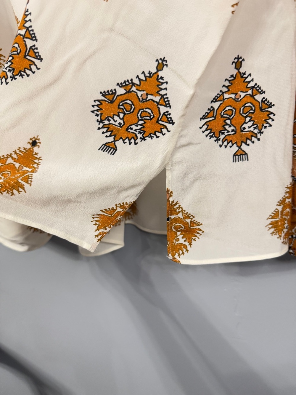 #17) NEW Kobi Halperin Silk Cream Blouse with Orange Medallion Print - Picture 6 of 8